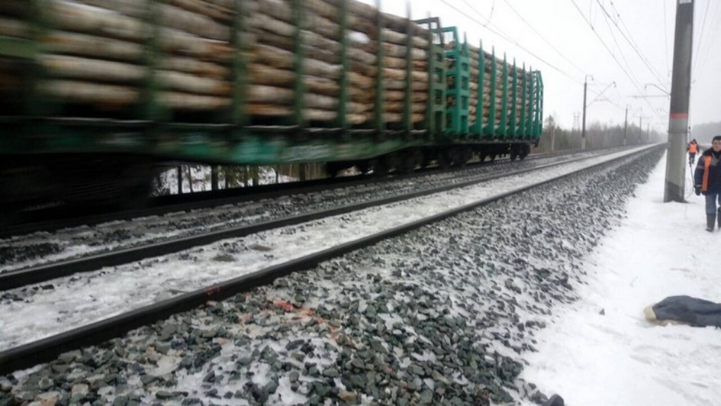 Попал поезд. ЖД вокзал Потьма Мордовия. Поезд Саранск грузовой.