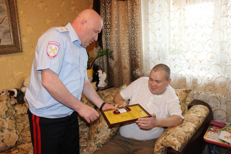 Главный полицейский Мордовии встретился с раненым в Дагестане сотрудником 